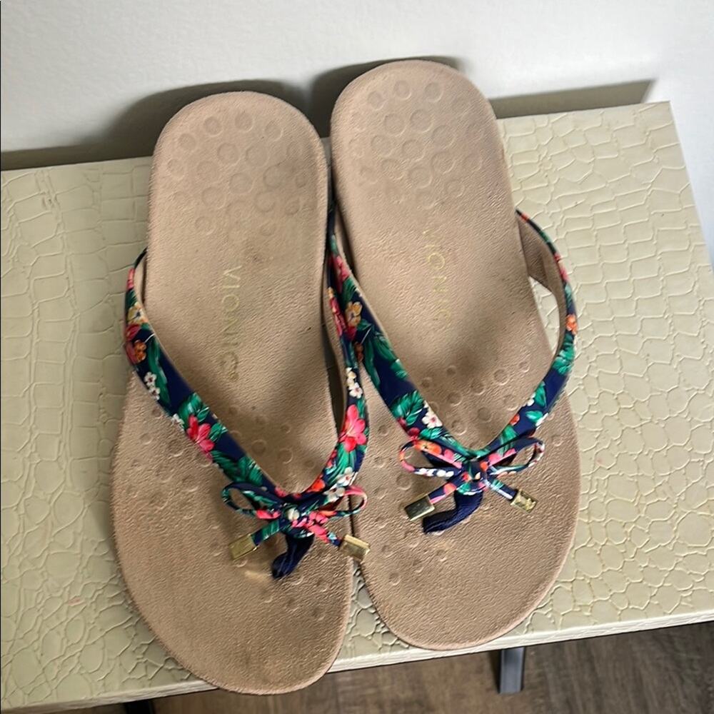 Navy Floral Vionic Bella Sandals (size 7.5)